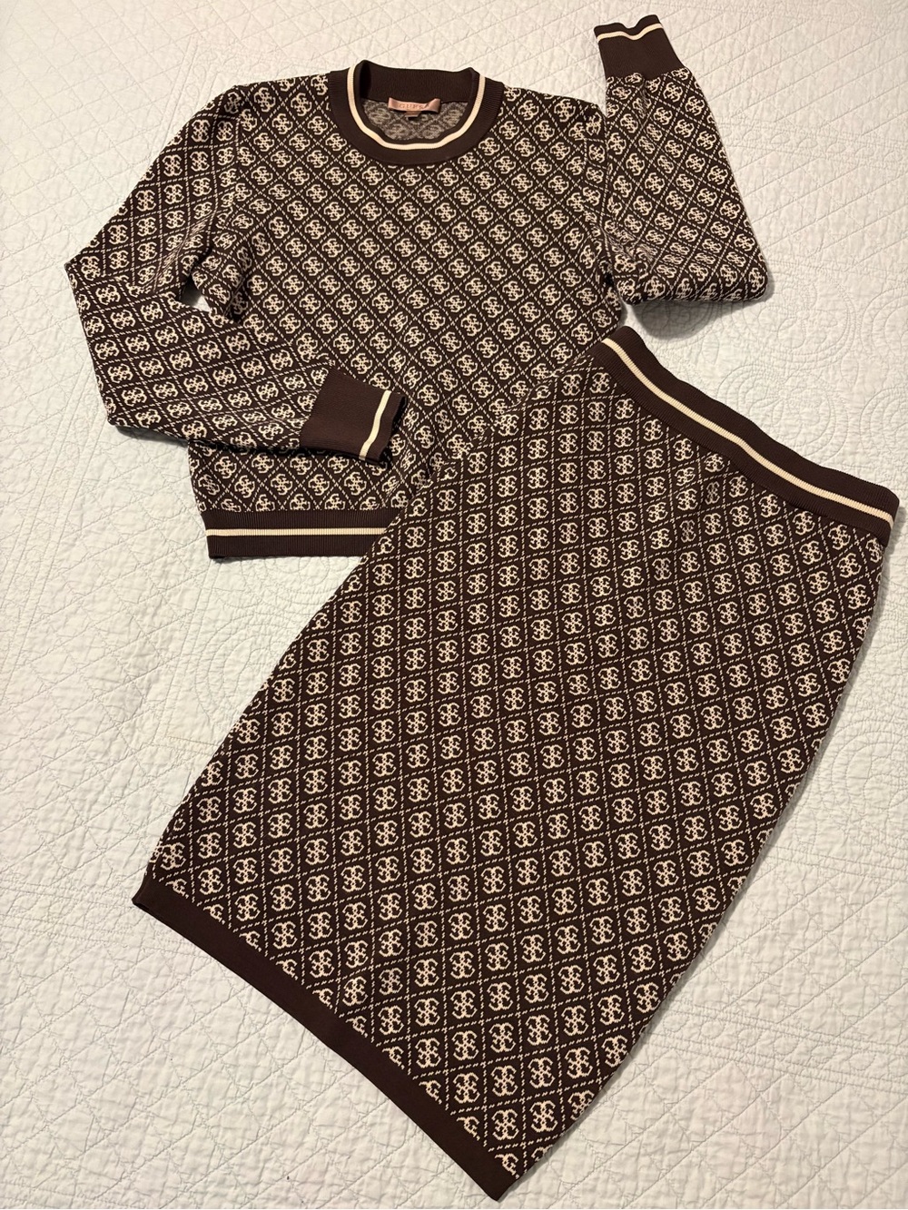 Guess Lise Quattro G sweater and skirt set bundle. Size small.